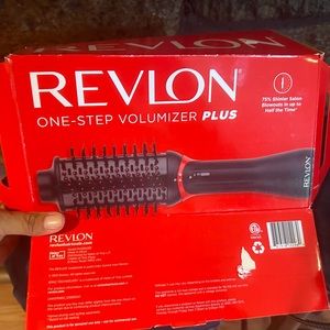 Revlon 1-Step Volumizer + 
blow dryer tool